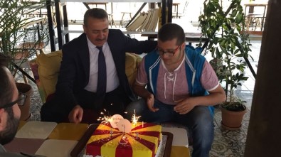 Başkan Tutal'dan Engelli Gence Doğum Günü Sürprizi