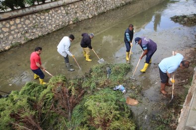 Erdemli'de Sazlık Ve Çamurla Dolan Kanallar Temizleniyor