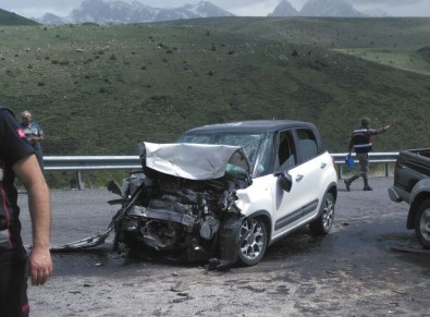 Hafif Ticari Araç İle Otomobil Çarpıştı Açıklaması 1 Ölü, 4 Yaralı