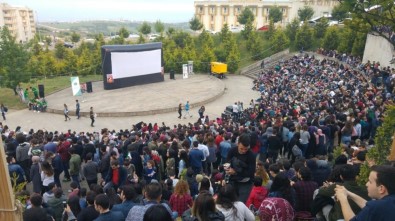 Kocaeli'de Yüzlerce Üniversiteli Açık Hava Film Gösteriminde Buluştu