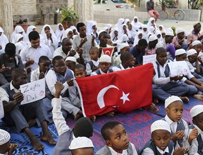 Nijeryalı öğrenciler, Türk Büyükelçiliğine akın etti