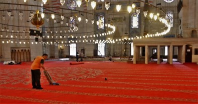 Süleymaniye Camii'nin Halıları Değişiyor