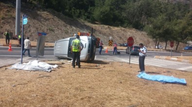 Turist Minibüsü Otomobille Çarpıştı Açıklaması 4 Ölü, 2 Yaralı