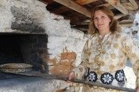 TANDıR EKMEĞI - Turistleri Evlerinde Konuk Eden Köylüler Hem Para Kazanıyor Hem Köylerini Tanıtıyorlar