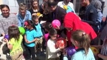KEMAL ÖZTÜRK - Üniversitelilerden Köy Çocuklarına Oyuncak Ve Kitap