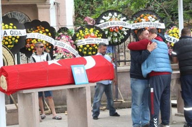 Ayvalık'ta Batan Tekne Sahibinin Cenazesi Gözyaşları Arasında Toprağa Verildi