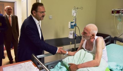 Başkan Şahin'den Kıbrıs Gazisine Hastanede Sürpriz Ziyaret