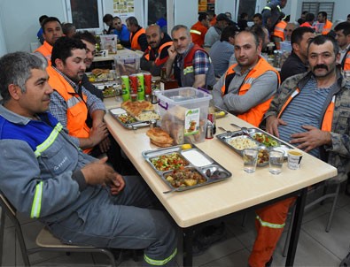Dev projenin emekçileri iftar ve sahuru şantiyede yapıyor