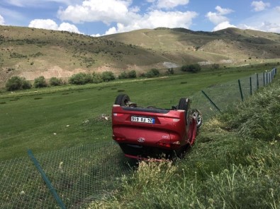 Erzincan'da Şarampole Devrilen Araçtaki 1'Bebek 3 Kişi Yaralandı