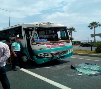 Halk Otobüsüyle Hafriyat Kamyonu Çarpıştı Açıklaması 15 Yaralı