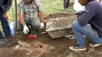 VAN YÜZÜNCÜ YıL ÜNIVERSITESI - Selçuklu Meydan Mezarlığı'nda Kazı Ve Restorasyon Çalışmaları