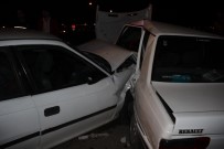 Sivas'ta İki Otomobil Kavşakta Çarpıştı Açıklaması 5 Yaralı