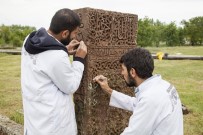 VAN YÜZÜNCÜ YıL ÜNIVERSITESI - Tarihi mezar taşları ayağa kaldırılıyor
