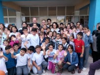 EZGİ MOLA - Ünlü Oyuncu Ezgi Mola, Mülteci Çocukların Eğitim Gördüğü Okulu Ziyaret Etti