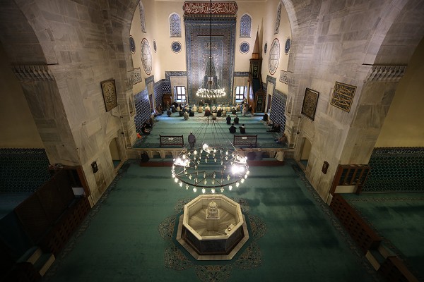 Adını seramiklerinin renginden alan külliye