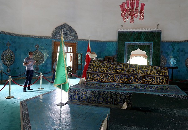 Adını seramiklerinin renginden alan külliye