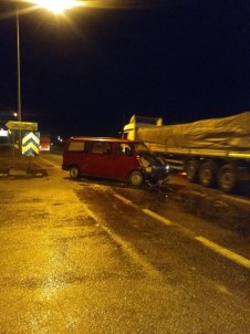 Afyonkarahisar 'Da İki Araç Çarpıştı, 8 Kişi Yaralandı