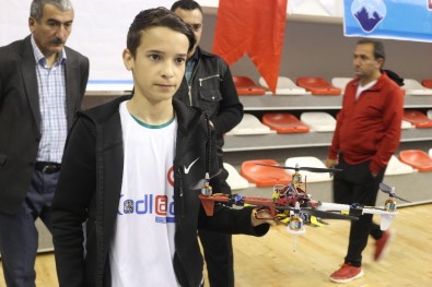 Ağrılı Öğrenci TSK İçin Türkiye'de İlk Kodlamalı 'Drone' Üretti