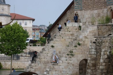 Çifte Minareli Medrese'de Tehlikeli Oyun