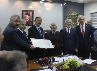 Hayırsever Osman Ulubaş'ın Yaptıracağı Okulun Protokolü Bakan Özhaseki'nin Katıldığı Tören İle İmzalandı