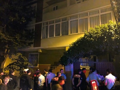 (Özel) Sultanbeyli'de Mahalleli Çocuğu Taciz Ettiği İddia Edilen Şahıs Evini Bastı