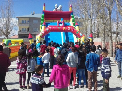 Çaldıran Belediyesinden 'Şişme Oyun Grubu' Hizmeti