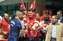 AVRUPA ŞAMPİYONU - Milli Güreşçi Kayaalp'e Coşkulu Karşılama