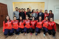 VOLEYBOL TAKIMI - Şampiyon Kızlardan Yalçın'a Ziyaret
