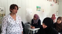 Suriyeli Kadınlar Çocuklarıyla Türkçe Okuma Yazma Seferberliğine Katıldı