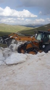 VASKİ Ekipleri Kar Yığınlarını Aşarak Onarım Yaptı