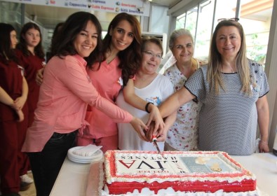 Aydın'da Ebeler Günlerini Pasta Keserek Kutladı