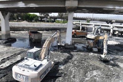 İzmir'in Derelerinden 10 Günde 20 Bin Ton Atık Çıkarıldı