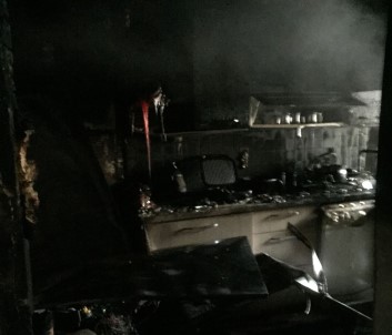 Kadıköy'de Bina Yangını Açıklaması 2 Kişi Dumandan Etkilendi