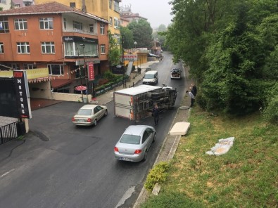 (Özel) Beşiktaş'ta Kaldırıma Çarpan Kamyonet Takla Attı Açıklaması 2 Yaralı
