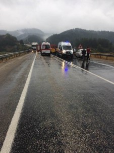 Antalya'da Yolcu Otobüsü İle Otomobil Çarpıştı Açıklaması 2 Ölü, 4 Yaralı (2)