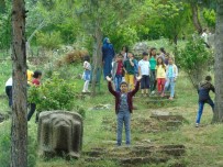 ALTıNÜZÜM - İlkokul Öğrencileri, Gezdikleri Tarihi Harabede Halay Çekti