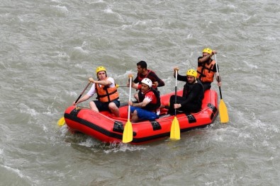 Tunceli'de Tabuları Yıkan Vali Bu Kez Rafting Yaptı