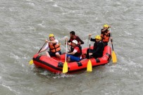 SAMI DOĞAN - Tunceli'de Tabuları Yıkan Vali Bu Kez Rafting Yaptı