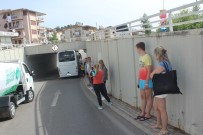 ŞELALE - Tur Midibüsü Alt Geçitte Sıkıştı