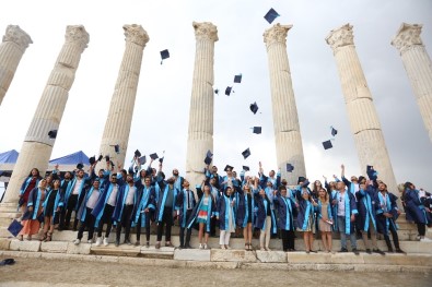 Arkeoloji Bölümü Öğrencileri Antik Kentte Kep Attı