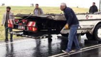 DICLE ÜNIVERSITESI - Diyarbakır'da Otomobille Minibüs Çarpıştı Açıklaması 1 Ölü, 9 Yaralı