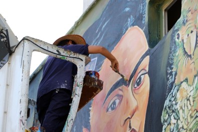 Duvarlar Boyandı, Cadde Açık Hava Resim Sergisine Döndü