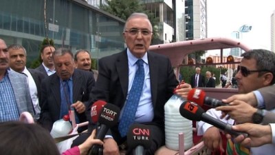 Ensar Öğüt, CHP'ye Faytonla Gelerek Aday Adaylığı Başvurusu Yaptı