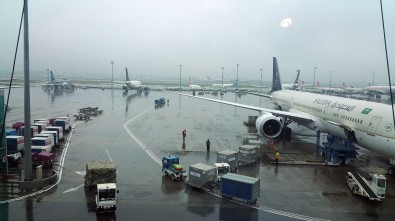 İstanbul'da Uçuşlara Yağmur Engeli