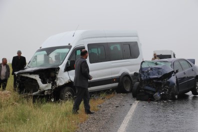 Minibüsle Otomobil Çarpıştı Açıklaması 13 Yaralı