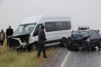 SELAHADDIN EYYUBI - Minibüsle Otomobil Çarpıştı Açıklaması 13 Yaralı