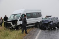 SELAHADDIN EYYUBI - Minibüsle Otomobil Çarpıştı Açıklaması 2'Si Ağır 13 Yaralı