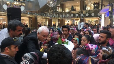 Nihat Hatipoğlu, Nissara AVM'de Hayranlarıyla Bir Araya Geldi