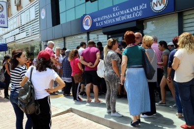Antalya'da Nüfus Müdürlükleri Önünde Seçim Kuyruğu