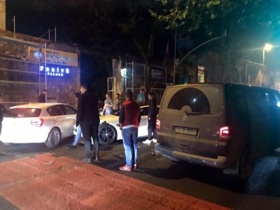 Beşiktaş'ta Alkollü Sürücü Lüks Aracıyla 2 Araca Çarpıp Kaçtı
